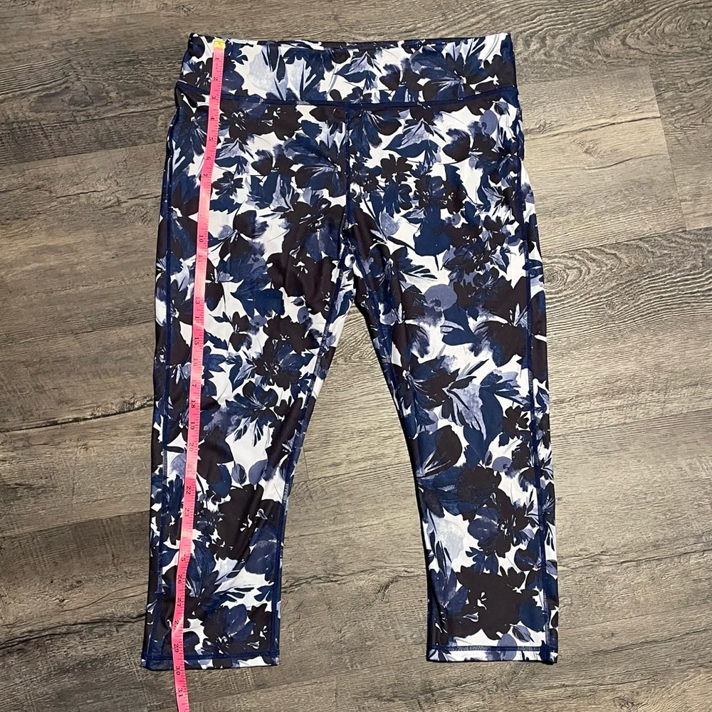Fabletics Mid Rise Pureluxe Crop Leggings. Women’s XL Athletic Floral Capris. - Picture 4 of 6